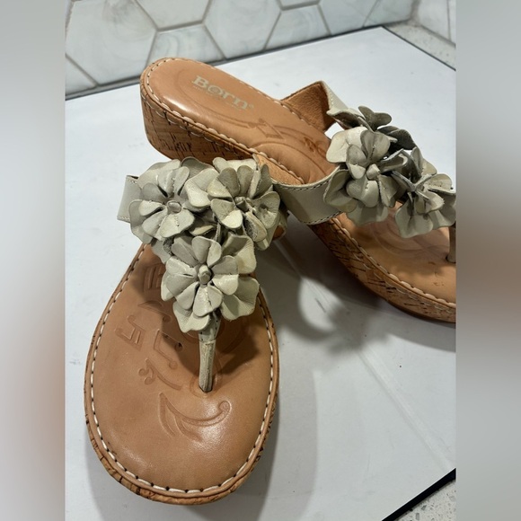 Born Woman’s Kimona Platform Sandals Ivory Flowers Size 8 Hand Crafted Leather - Picture 4 of 9